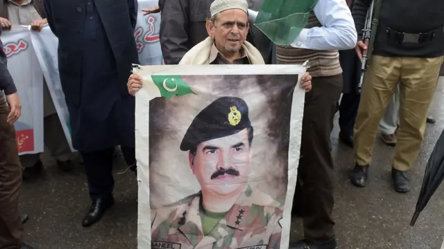 راحیل شریف کا حامی (فائل فوٹو)