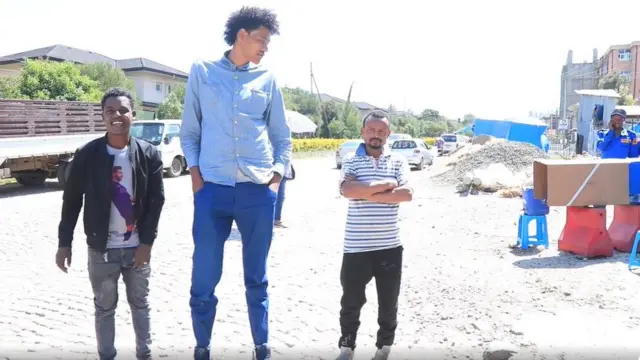 Nagawoo Jimaa fi namoota waliin suuraa ka'an