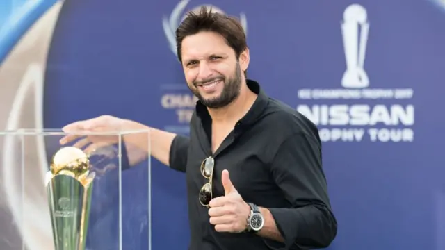 شاهد اپریدي د پاکستان له لوري ۲۷ تیسټ لوبو کې ګډون کړی او د ۶۳.۵۱ اوسط له مخې یې ۱۷۱۶ منډې جوړې کړې دي.