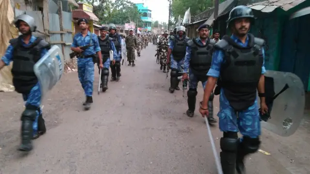 भद्रक में हिंसा के बाद गश्त लगाते जवान.