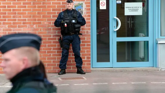 بالصور: بدء الانتخابات الرئاسية في فرنسا