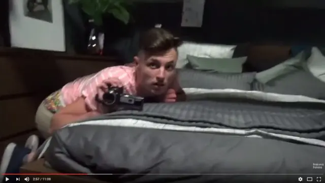Uno de los youtubers durante la pijamada en Ikea que se volvió viral.
