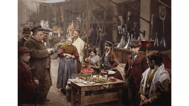 Una calle de Nápoles, Italia, foto tomada alrededor de 1900. Swiss Camera Museum Collections