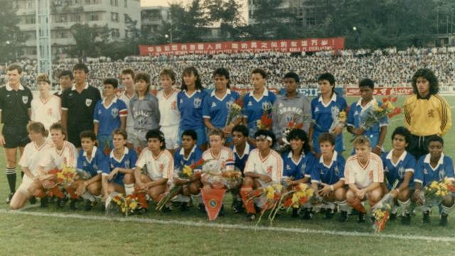 Equipe brasileira confraternizando com as holandesas antes de partida do Torneio Internacional da China em 1988