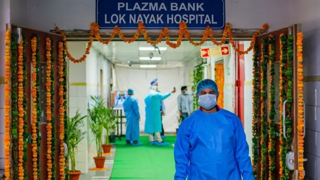 దిల్లీ ప్రభుత్వం ప్లాస్మా థెరపీని అంగీకరించగా, మితిమీరి వాడొద్దని ఐసీఎంఆర్ సూచించింది