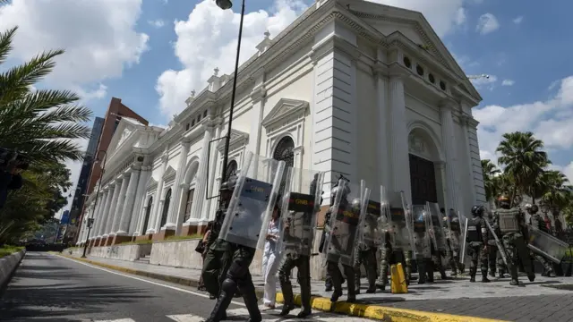 Guardia Nacional frente a la Asamblea