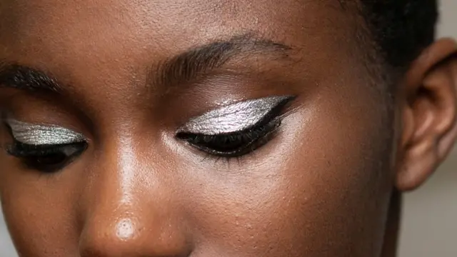 பூமியில் பிறந்த முதல் மனிதர் மிகவும் கறுமையான நிறத்தில் ஆஃபிரிக்காவில் பிறந்தார்.