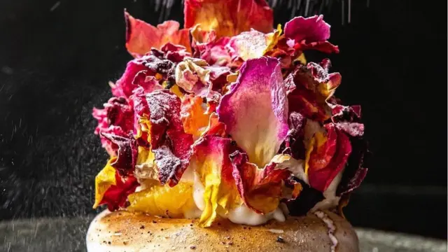 Helado de chirimoya, merengue de hibiscus y flores.