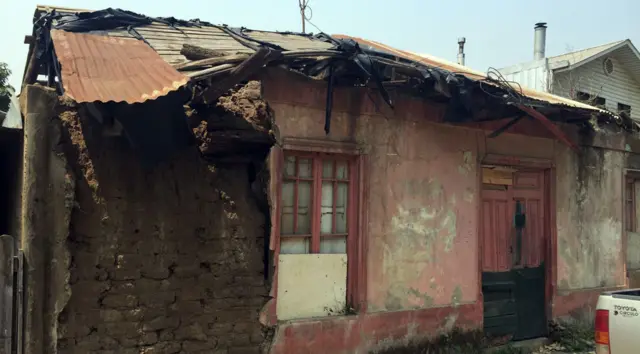 Casa al borde del derrumbe a causa del terremoto.