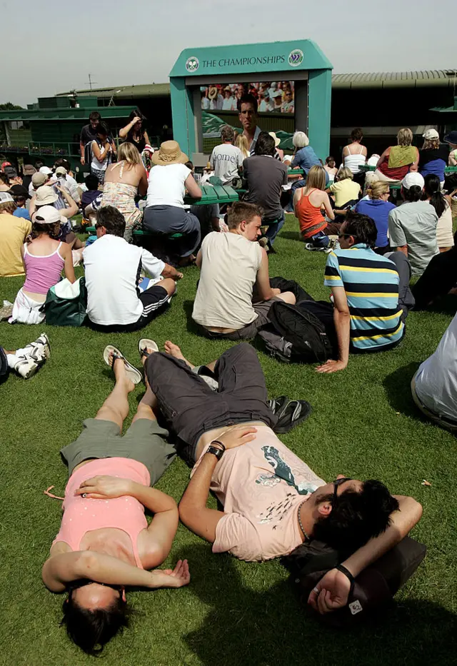 люди перед экраном уимблдон