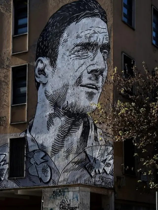 دیوارنگاره توتی یکی از دیوارهای ساختمانی سه طبقه را پر کرده و طرفداران لاتزیو کوچکترین صدمهای به آن وارد نکردهاند