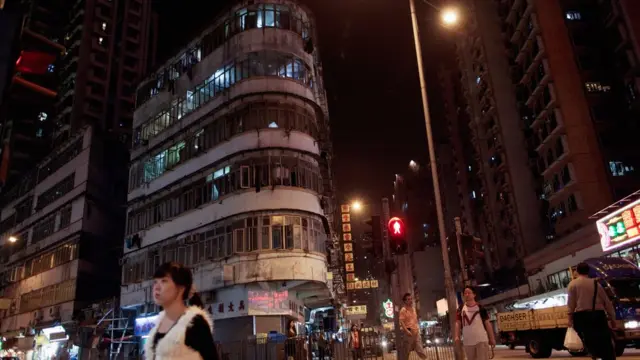 건축가 제임스 로우는 홍콩이 작고 비인간적인 집들로 악명 높다고 말한다