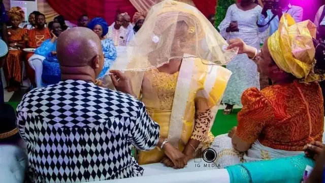 Asiko yii ni awọn obi ọkọ, ṣi oju iyawo ọmọ wọn wo.