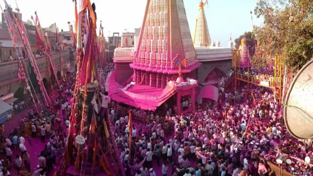 महाराष्ट्र में शनिवार को ज्योतिबा मेला का आयोजन किया गया, इस मेले में लोग इकट्ठा होकर देवी ज्योतिबा की आराधना करते हैं.