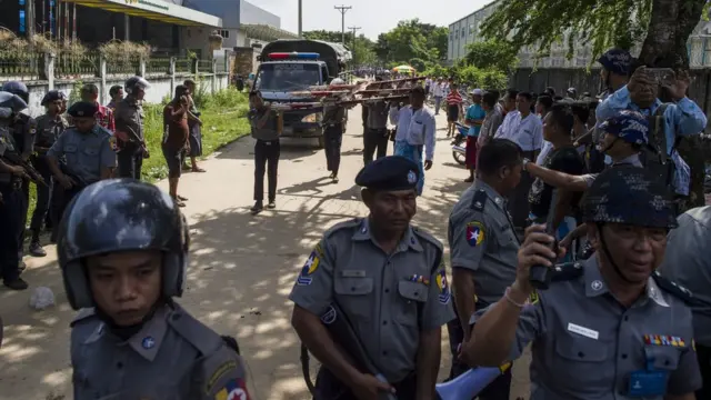 ၂၀၁၈ အောက်တိုဘာတုန်းက လှိုင်သာယာက တရုတ်ပိုင် ဖုယွန်အထည်ချုပ်စက်ရုံအလုပ်သမားတွေရဲ့ ဆန္ဒပြမှုကို ရဲတွေက လာရောက် စစ်ဆေးစဉ်