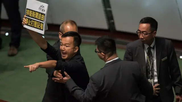 林郑开始讲话的时候，有多名泛民议员举牌呼叫口号，被逐离会议厅。