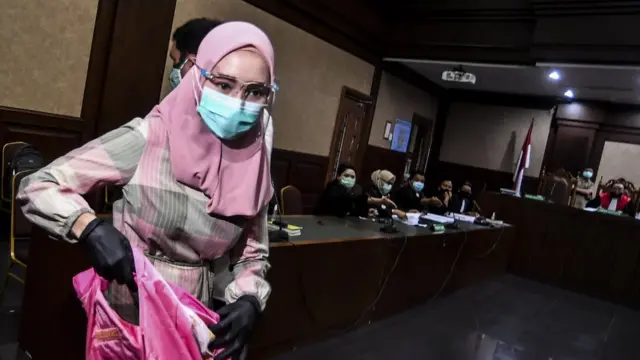 Terdakwa kasus suap pengurusan pengajuan fatwa Mahkamah Agung (MA) untuk membebaskan Djoko Tjandra, Pinangki Sirna Malasari, mengikuti sidang perdana di Pengadilan Negeri Jakarta Pusat, Rabu (23/09).