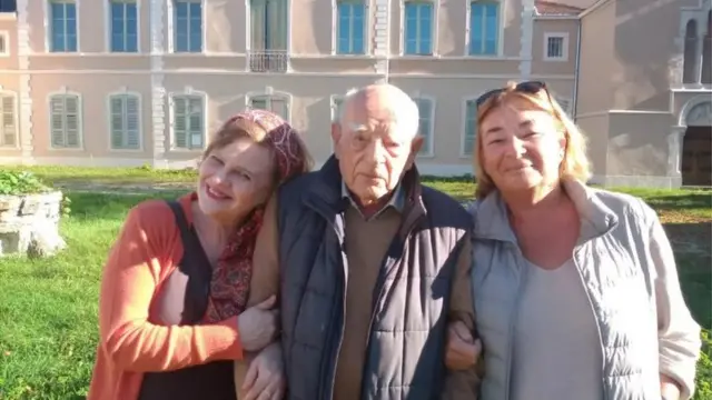 Mônica Cristina Corrêa (à gauche) avec François d'Agay, neveu d'Exupéry, et sa fille Roselyne