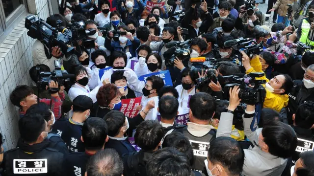 전두환 전 대통령의 형사재판이 열린 27일 광주 동구 광주지방법원에서 5월 어머니회를 비롯한 5·18 단체와 시민들이 전 씨의 사과와 처벌을 요구하며 법정으로 진입을 시도하고 있다