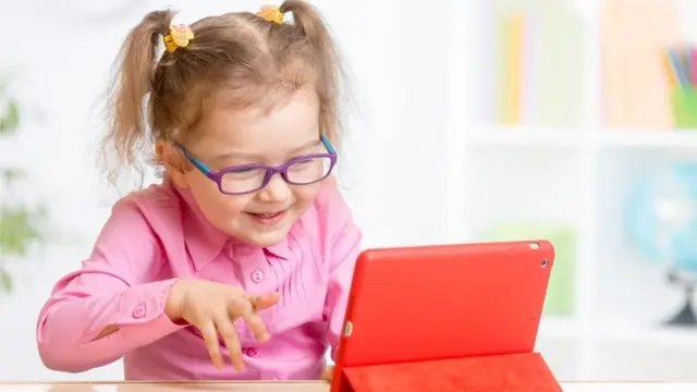 Una niña jugando con una tableta