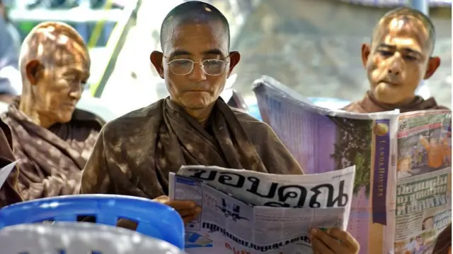 พระอ่านหนังสือพิมพ์