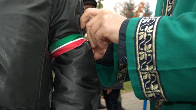 Активисту повязывают ленточку цветов флага Татарстана