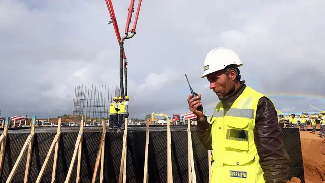 Travaux de construction d'un stade de 60.000 places pour la CAN 2017 à Tripoli, en Libye.
