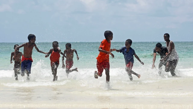 Wasu yara na wasa a bakin ruwa a Mogadishu bababan birnin Somalia a ranar Juma'a 3 ga watan Afrilu 2020