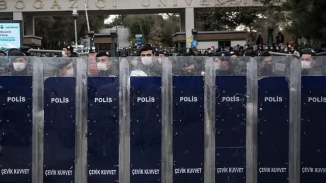 حضور پلیس در برابر دانشگاه پیش از شروع اعتراضات در ۱ فوریه