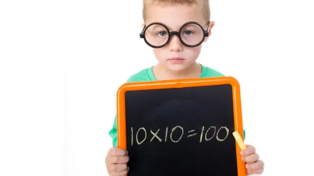 Niño multiplicando