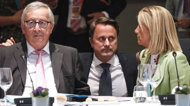 ژان کلود یونکر در اجلاس ۳۰ ژوئن در میان رهبران اروپایی