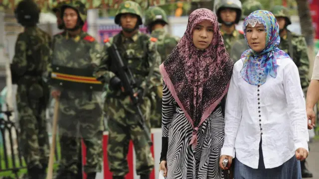 Ҳибслар Хитой ҳукумати томонидан диний экстремизмга қарши кураш ниқоби остида олиб борилаётгани айтилади