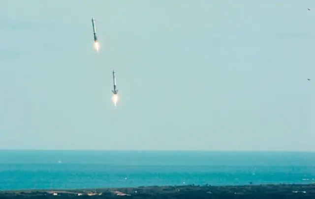 Ускорители Falcon Heavy совершают посадку во Флориде
