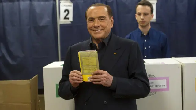 berlusconi oy kullanıyor.