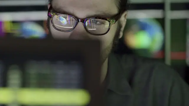 человек у компьютера