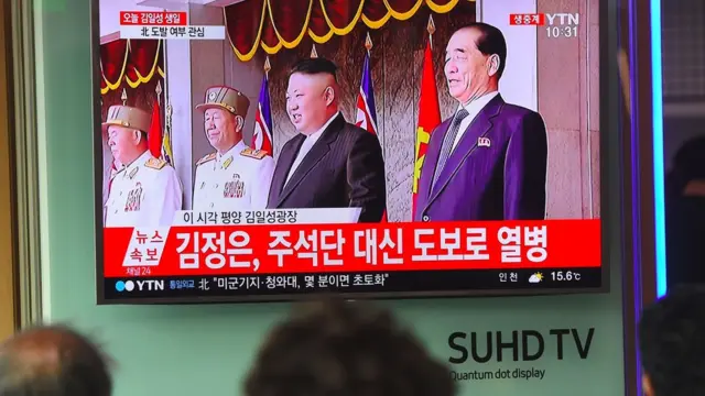 首尔市民观看阅兵式直播