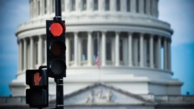 व्हाउट हाउस के सामने रेड लाइट