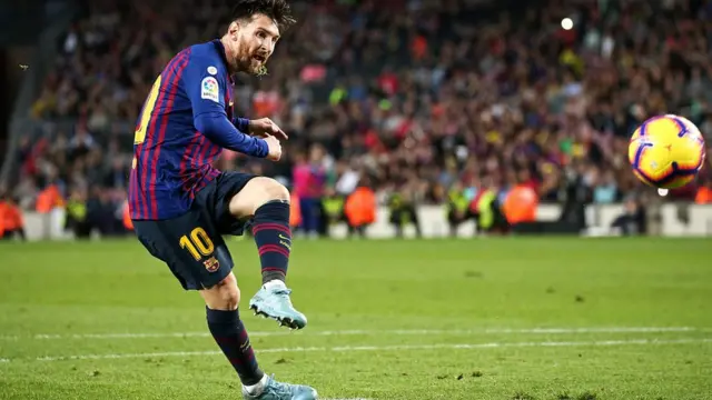 لیونل مسی۵ بار جایزه پی‎چی‎چی ( جایزه‎ای که به آقای گل لالیگا داده می‎شود) را برده. فقط تلمو سارا بیشتر از مسی ( ۶ بار) آقای گل لالیگا شده است.