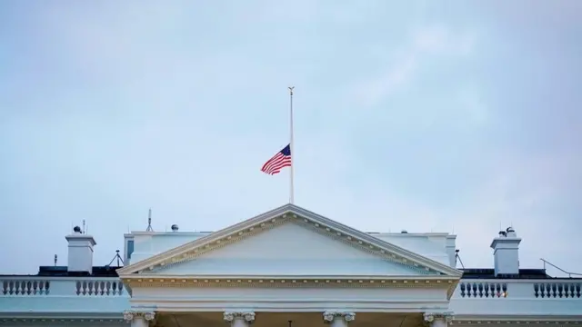 Bendera AS di atas Gedung Putih berkibar setengah tiang