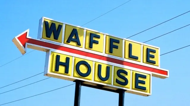 После природных бедствий власти США проверяют длину меню в ресторанах Waffle House, чтобы узнать, не заканчиваются ли запасы продуктов