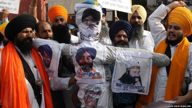 ਹਾਲ ਗੇਟ, ਅੰਮ੍ਰਿਤਸਰ ਦੇ ਬਾਹਰ ਅਕਾਲੀ ਦਲ ਬਾਦਲ ਖ਼ਿਲਾਫ਼ ਨਾਅਰੇਬਾਜ਼ੀ ਕਰਦੇ ਪ੍ਰਦਰਸ਼ਨਕਾਰੀ