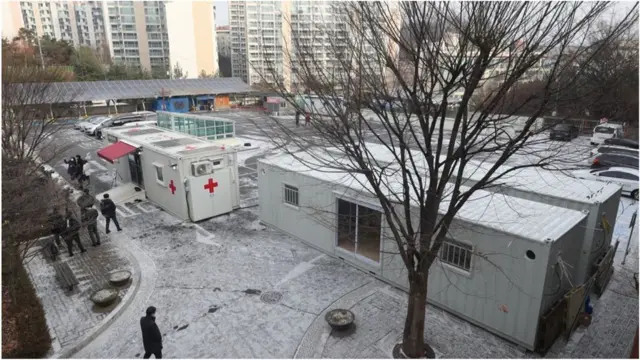 18일 오전 서울 은평구 서북병원에 이동형 음압 병실이 마련되어 있다