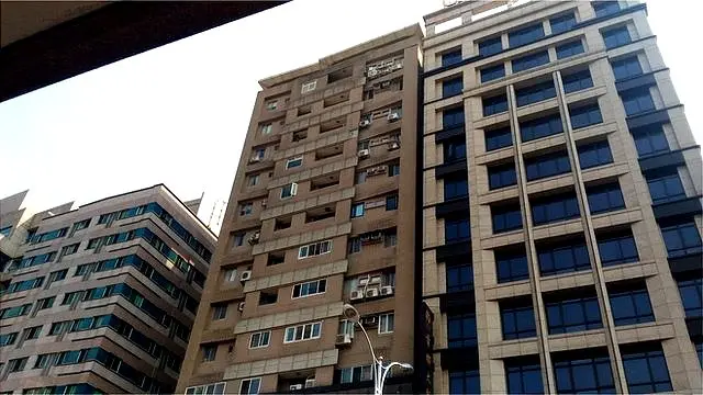 經歷了10年的時間,東星大樓(圖正中)在原址重建,但是對死難者家屬而言,傷痛難以撫平。