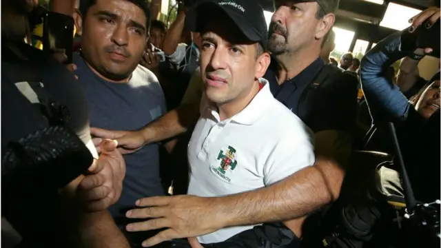 camacho rodeado de personas