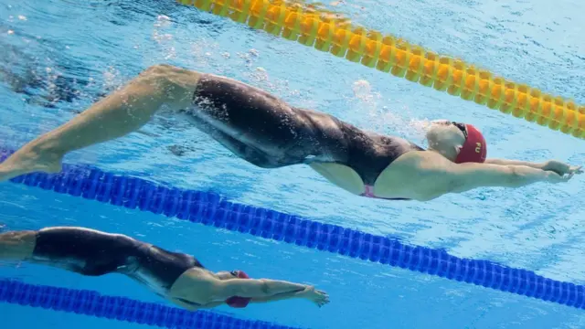 Fu Yuanhui nadando de espalda.