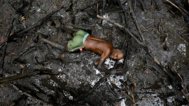 рыбак пытается поймать крабов