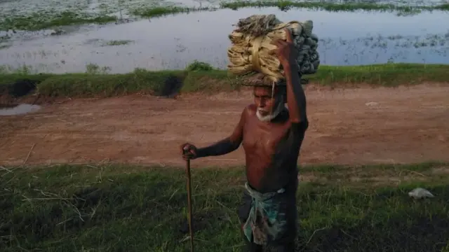 বাংলাদেশে ৬৫ বছরের উপরে দরিদ্র বয়স্কদের ৫০০ টাকা করে মাসিক ভাতা দেয় সরকার।