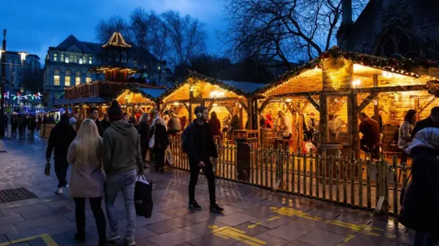 Рождественский рынок в Кардиффе