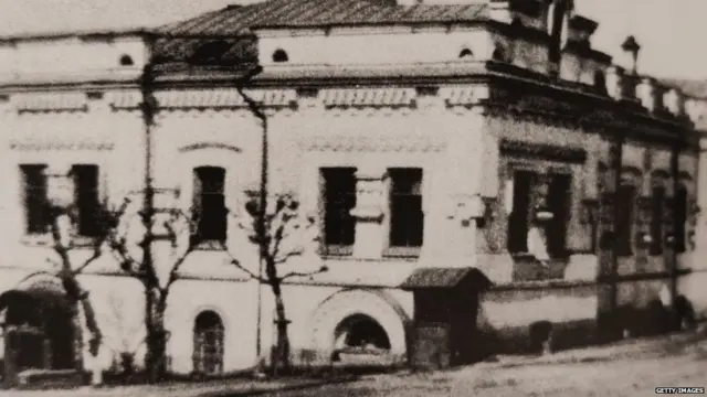 इसी भवन में रूसी राज परिवार को उनके अंतिम दिनों में कैद करके रखा गया था.