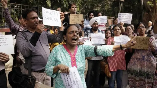 पीएमसी बँकेच्या ग्राहकांनी आंदोलन केलं होतं.